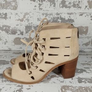 Vince Camuto Tressa Cream Beige Suede Perforated Lace Up Block Heel Sandals V159